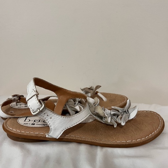 B.O.C. White leather flat sandal in size 9 - Picture 8 of 12